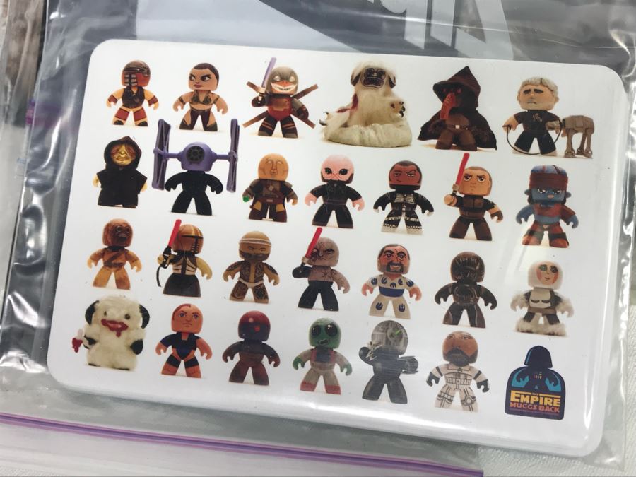 Huge Box Filled With Various Vintage Movie, TV Series And Comic Book Promotional Items Including Cards, Keychains, Trading Cards Mainly From Comic Con - See All Photos [Photo 56]