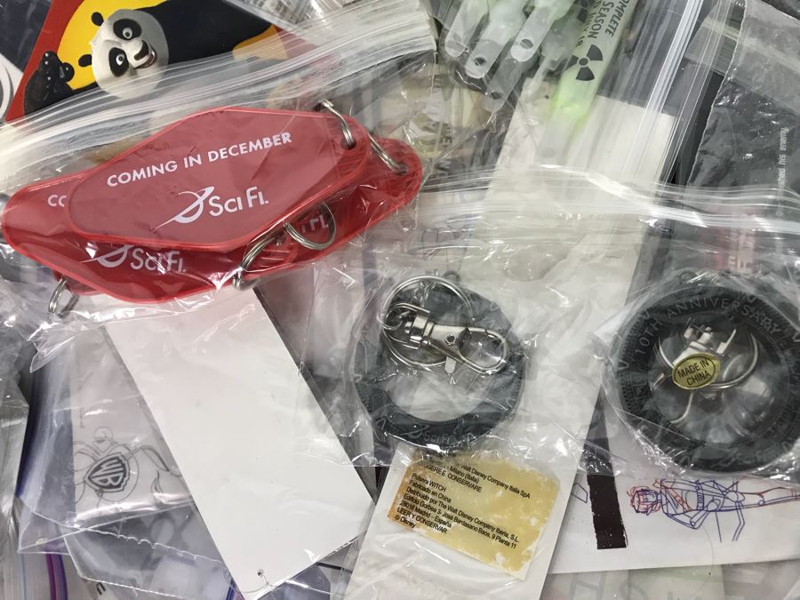 Huge Box Filled With Various Vintage Movie, TV Series And Comic Book Promotional Items Including Cards, Keychains, Trading Cards Mainly From Comic Con - See All Photos [Photo 15]