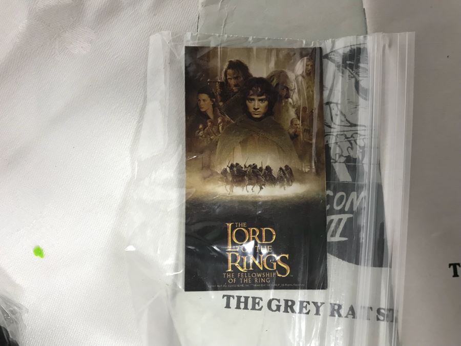 Huge Box Filled With Various Vintage Movie, TV Series And Comic Book Promotional Items Including Cards, Keychains, Trading Cards Mainly From Comic Con - See All Photos [Photo 10]