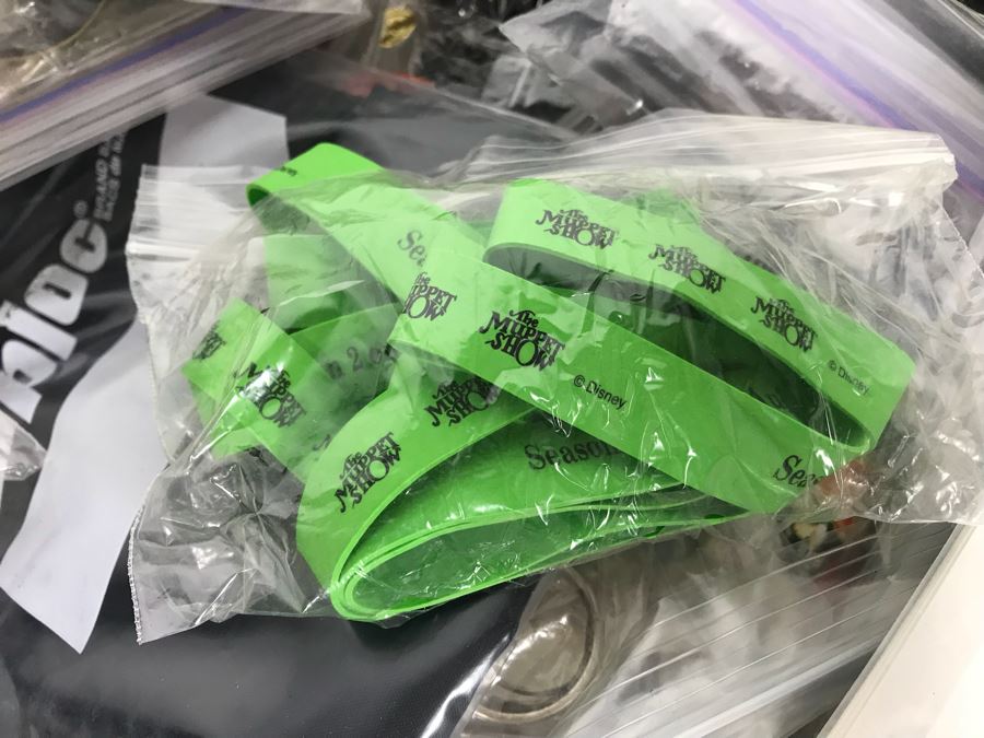 Huge Box Filled With Various Vintage Movie, TV Series And Comic Book Promotional Items Including Cards, Keychains, Trading Cards Mainly From Comic Con - See All Photos [Photo 30]