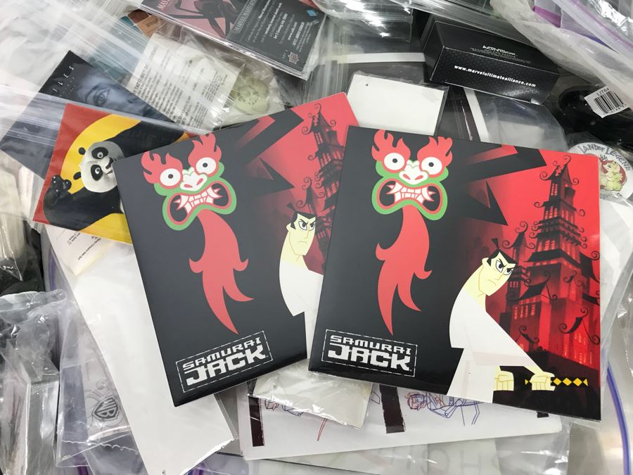 Huge Box Filled With Various Vintage Movie, TV Series And Comic Book Promotional Items Including Cards, Keychains, Trading Cards Mainly From Comic Con - See All Photos [Photo 19]