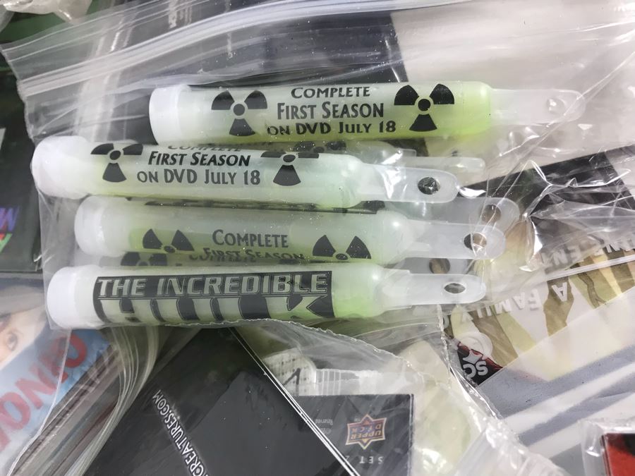 Huge Box Filled With Various Vintage Movie, TV Series And Comic Book Promotional Items Including Cards, Keychains, Trading Cards Mainly From Comic Con - See All Photos [Photo 17]