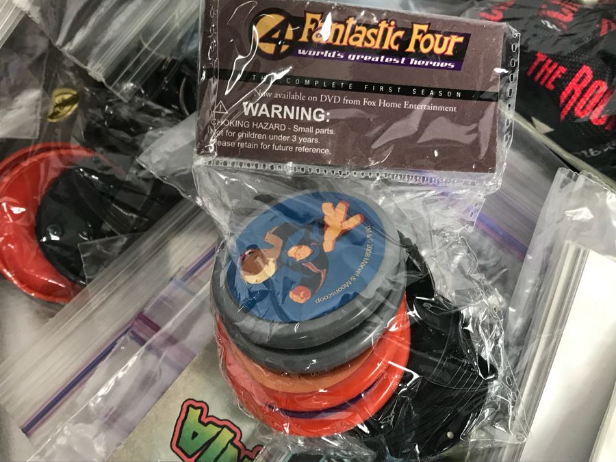 Huge Box Filled With Various Vintage Movie, TV Series And Comic Book Promotional Items Including Cards, Keychains, Trading Cards Mainly From Comic Con - See All Photos [Photo 35]