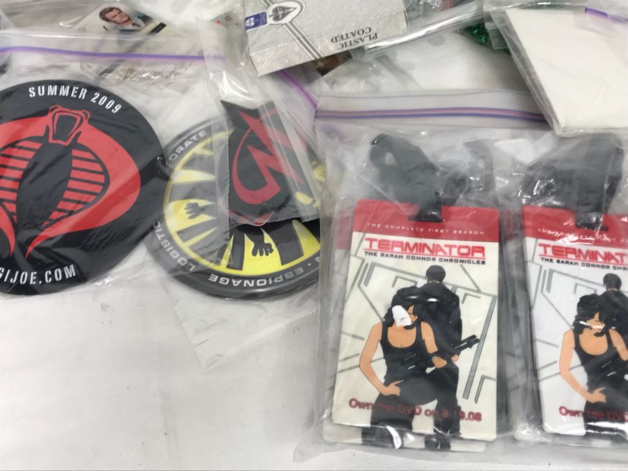 Huge Box Filled With Various Vintage Movie, TV Series And Comic Book Promotional Items Including Cards, Keychains, Trading Cards Mainly From Comic Con - See All Photos [Photo 57]