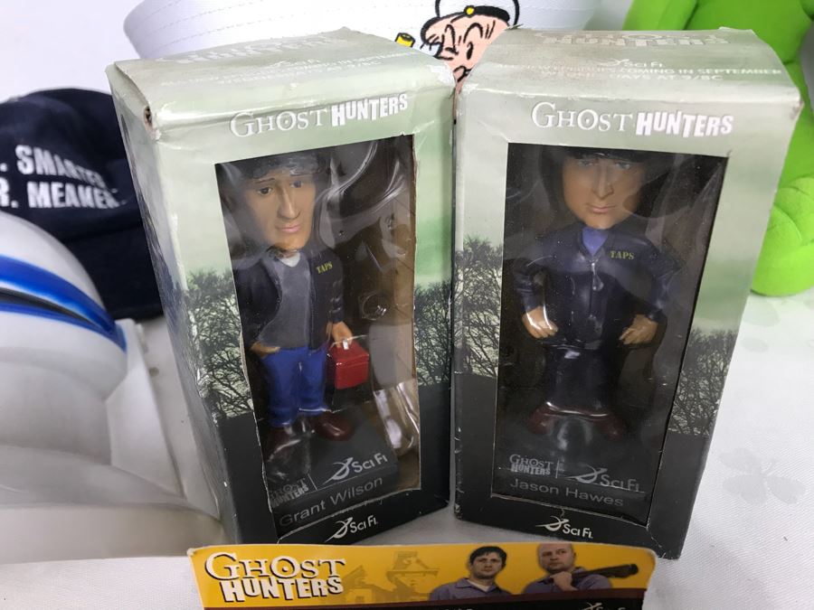 Huge Lot Of Various TV Series And Movie Promotional Hats, Ghost Hunters Toy Figurines, Alien Doll, Tons Of Beowulf Sealed Promotional Pins, Promotional Buttons And Patches, Movie Promo Cards From Comic Con - See All Photos [Photo 10]