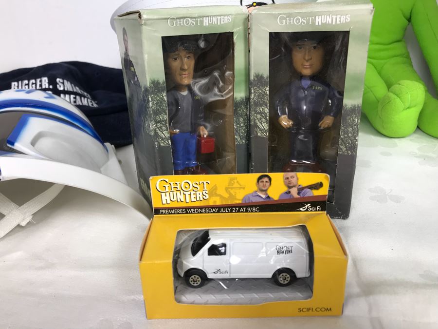 Huge Lot Of Various TV Series And Movie Promotional Hats, Ghost Hunters Toy Figurines, Alien Doll, Tons Of Beowulf Sealed Promotional Pins, Promotional Buttons And Patches, Movie Promo Cards From Comic Con - See All Photos [Photo 8]