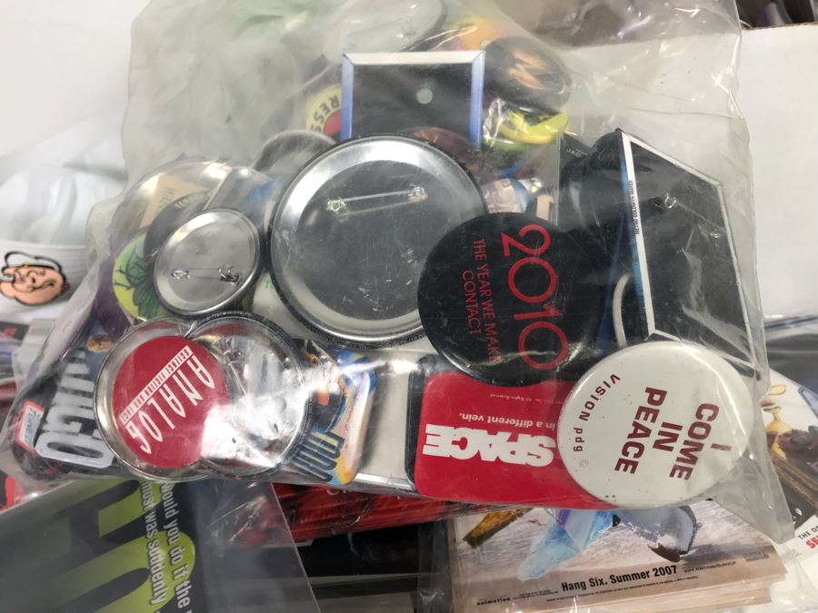 Huge Lot Of Various TV Series And Movie Promotional Hats, Ghost Hunters Toy Figurines, Alien Doll, Tons Of Beowulf Sealed Promotional Pins, Promotional Buttons And Patches, Movie Promo Cards From Comic Con - See All Photos [Photo 45]