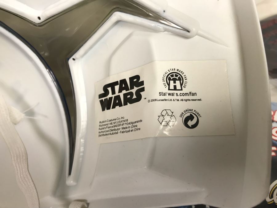 Huge Lot Of Various TV Series And Movie Promotional Hats, Ghost Hunters Toy Figurines, Alien Doll, Tons Of Beowulf Sealed Promotional Pins, Promotional Buttons And Patches, Movie Promo Cards From Comic Con - See All Photos [Photo 7]