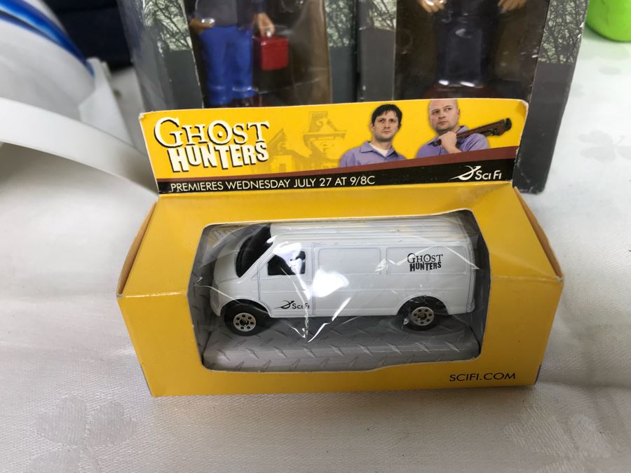 Huge Lot Of Various TV Series And Movie Promotional Hats, Ghost Hunters Toy Figurines, Alien Doll, Tons Of Beowulf Sealed Promotional Pins, Promotional Buttons And Patches, Movie Promo Cards From Comic Con - See All Photos [Photo 9]