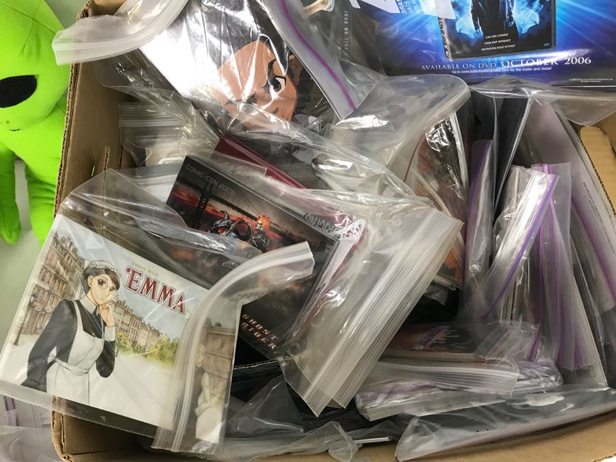 Huge Lot Of Various TV Series And Movie Promotional Hats, Ghost Hunters Toy Figurines, Alien Doll, Tons Of Beowulf Sealed Promotional Pins, Promotional Buttons And Patches, Movie Promo Cards From Comic Con - See All Photos [Photo 36]