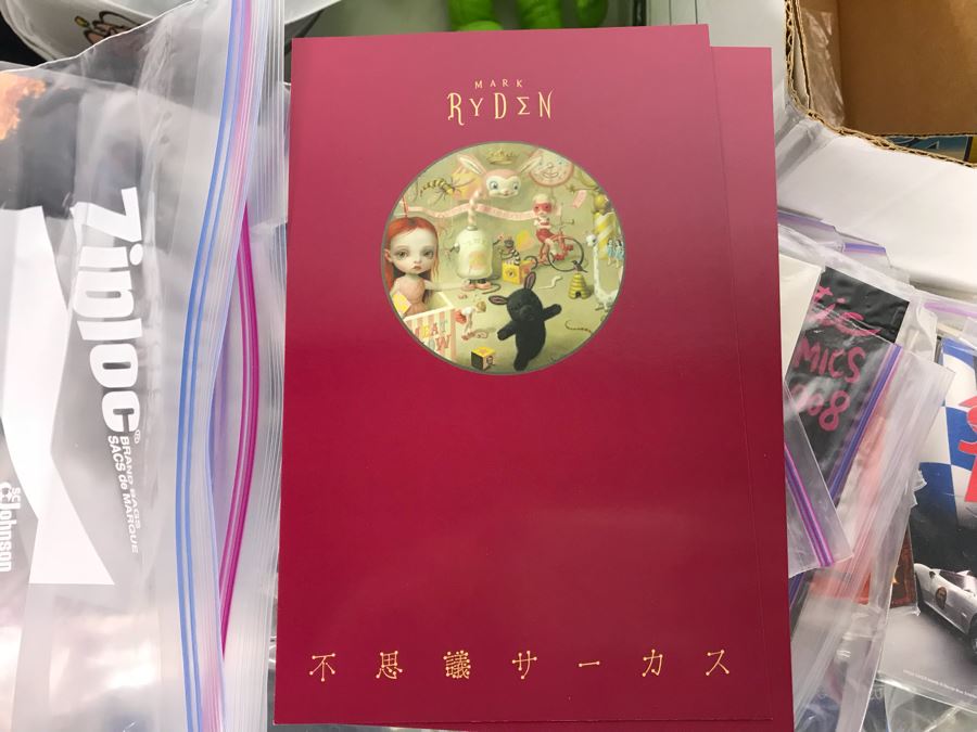 Huge Lot Of Various TV Series And Movie Promotional Hats, Ghost Hunters Toy Figurines, Alien Doll, Tons Of Beowulf Sealed Promotional Pins, Promotional Buttons And Patches, Movie Promo Cards From Comic Con - See All Photos [Photo 54]