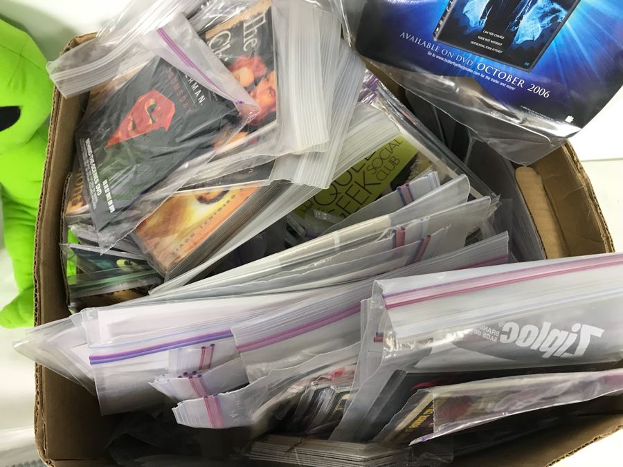 Huge Lot Of Various TV Series And Movie Promotional Hats, Ghost Hunters Toy Figurines, Alien Doll, Tons Of Beowulf Sealed Promotional Pins, Promotional Buttons And Patches, Movie Promo Cards From Comic Con - See All Photos [Photo 18]