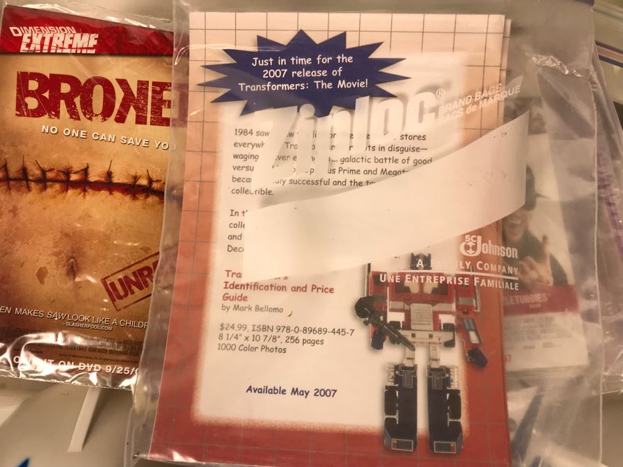 Huge Lot Of Various TV Series And Movie Promotional Hats, Ghost Hunters Toy Figurines, Alien Doll, Tons Of Beowulf Sealed Promotional Pins, Promotional Buttons And Patches, Movie Promo Cards From Comic Con - See All Photos [Photo 27]