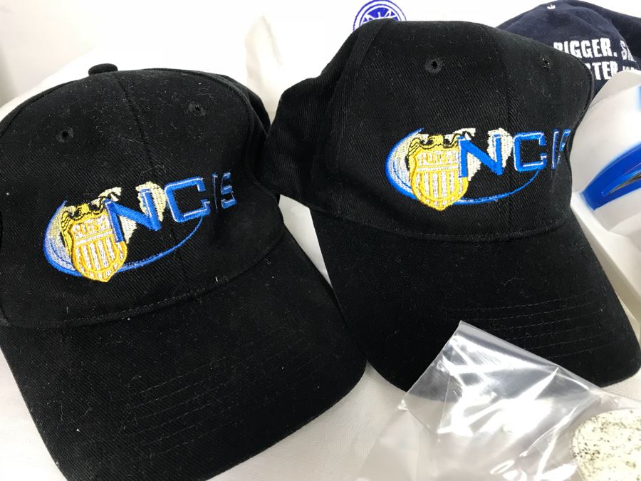 Huge Lot Of Various TV Series And Movie Promotional Hats, Ghost Hunters Toy Figurines, Alien Doll, Tons Of Beowulf Sealed Promotional Pins, Promotional Buttons And Patches, Movie Promo Cards From Comic Con - See All Photos [Photo 12]