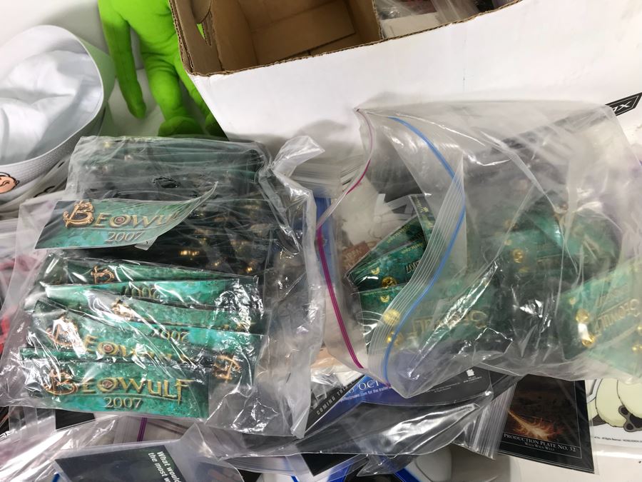 Huge Lot Of Various TV Series And Movie Promotional Hats, Ghost Hunters Toy Figurines, Alien Doll, Tons Of Beowulf Sealed Promotional Pins, Promotional Buttons And Patches, Movie Promo Cards From Comic Con - See All Photos [Photo 46]