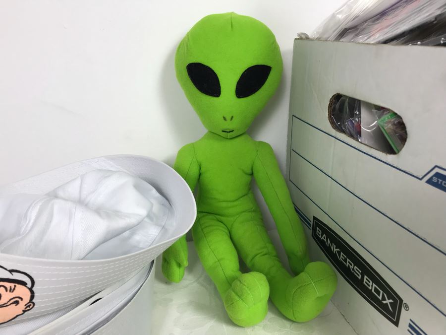 Huge Lot Of Various TV Series And Movie Promotional Hats, Ghost Hunters Toy Figurines, Alien Doll, Tons Of Beowulf Sealed Promotional Pins, Promotional Buttons And Patches, Movie Promo Cards From Comic Con - See All Photos [Photo 15]