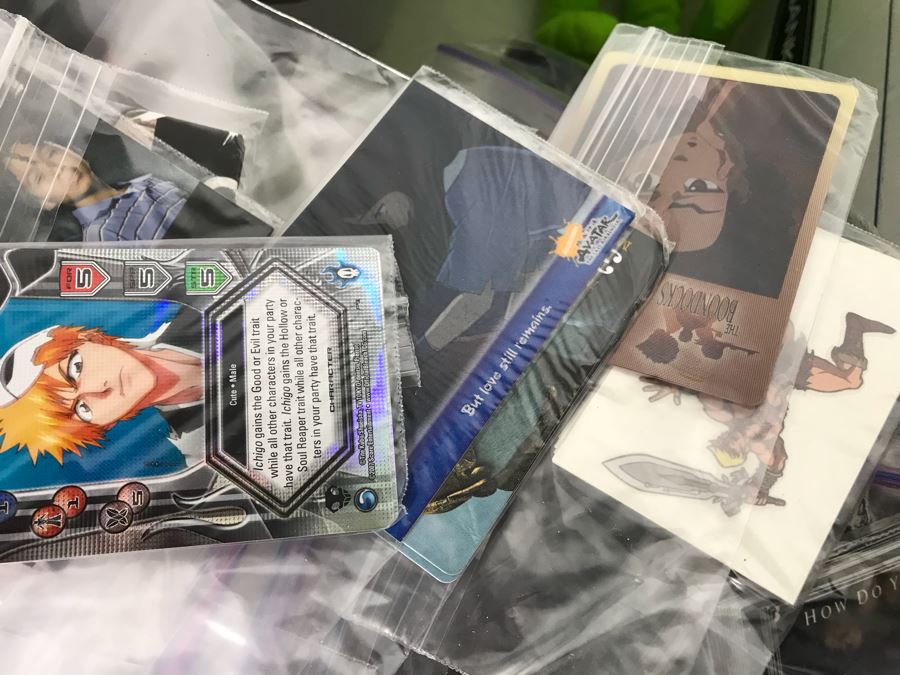 Huge Lot Of Various TV Series And Movie Promotional Hats, Ghost Hunters Toy Figurines, Alien Doll, Tons Of Beowulf Sealed Promotional Pins, Promotional Buttons And Patches, Movie Promo Cards From Comic Con - See All Photos [Photo 59]