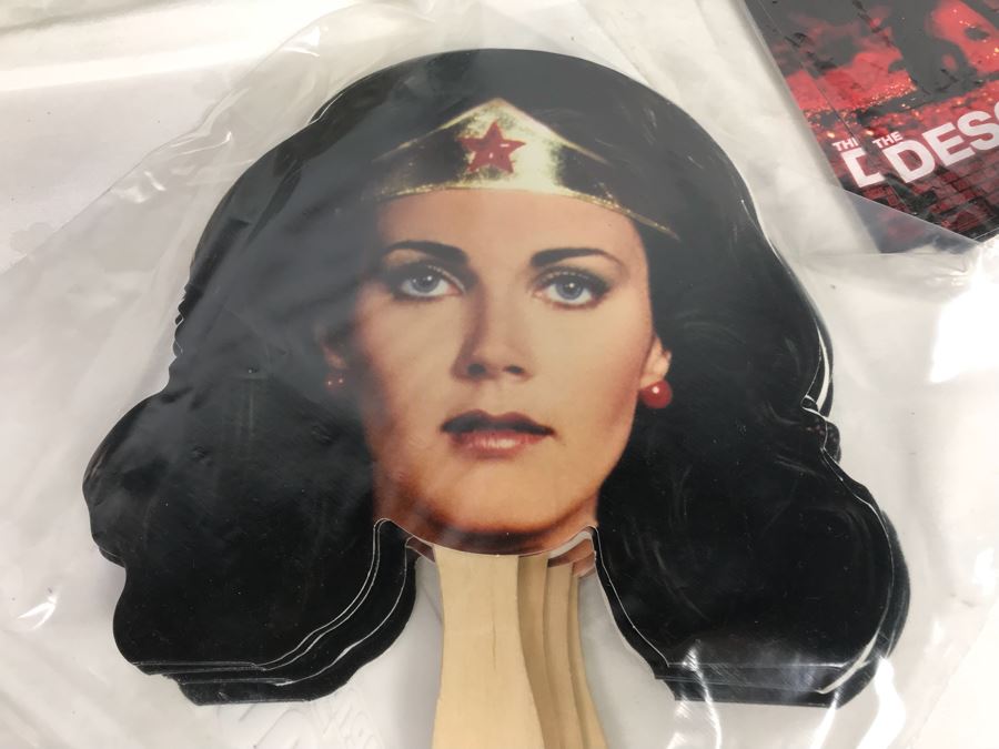 Huge Lot Of Various TV Series And Movie Promotional Hats, Ghost Hunters Toy Figurines, Alien Doll, Tons Of Beowulf Sealed Promotional Pins, Promotional Buttons And Patches, Movie Promo Cards From Comic Con - See All Photos [Photo 4]