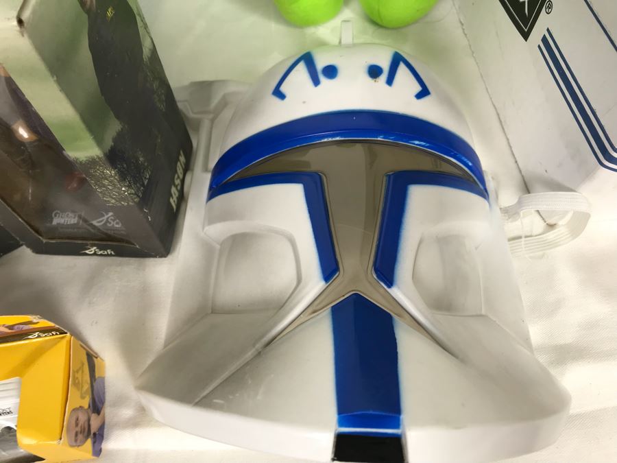 Huge Lot Of Various TV Series And Movie Promotional Hats, Ghost Hunters Toy Figurines, Alien Doll, Tons Of Beowulf Sealed Promotional Pins, Promotional Buttons And Patches, Movie Promo Cards From Comic Con - See All Photos [Photo 6]