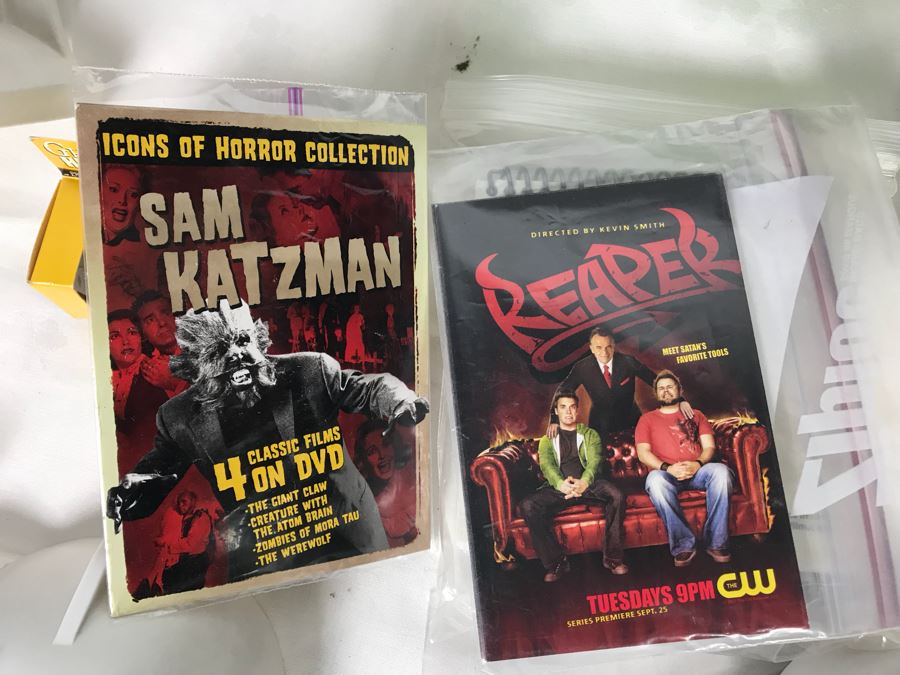 Huge Lot Of Various TV Series And Movie Promotional Hats, Ghost Hunters Toy Figurines, Alien Doll, Tons Of Beowulf Sealed Promotional Pins, Promotional Buttons And Patches, Movie Promo Cards From Comic Con - See All Photos [Photo 20]