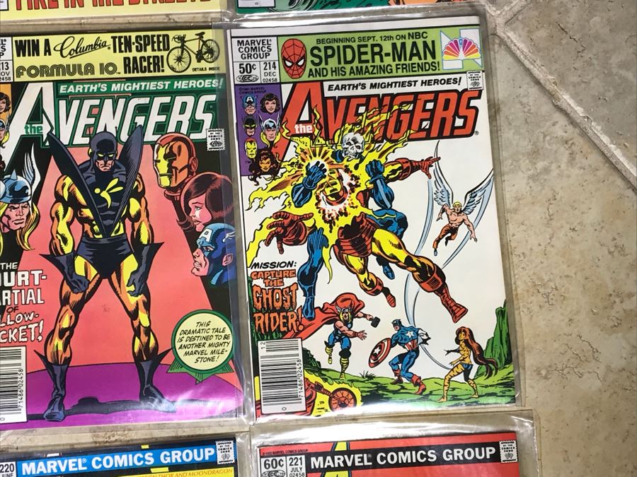 (28) Marvel Comics The Avengers Comic Books [Photo 13]