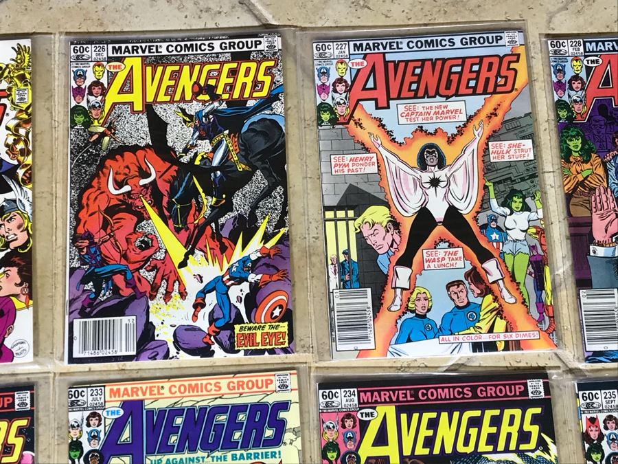 (28) Marvel Comics The Avengers Comic Books [Photo 4]