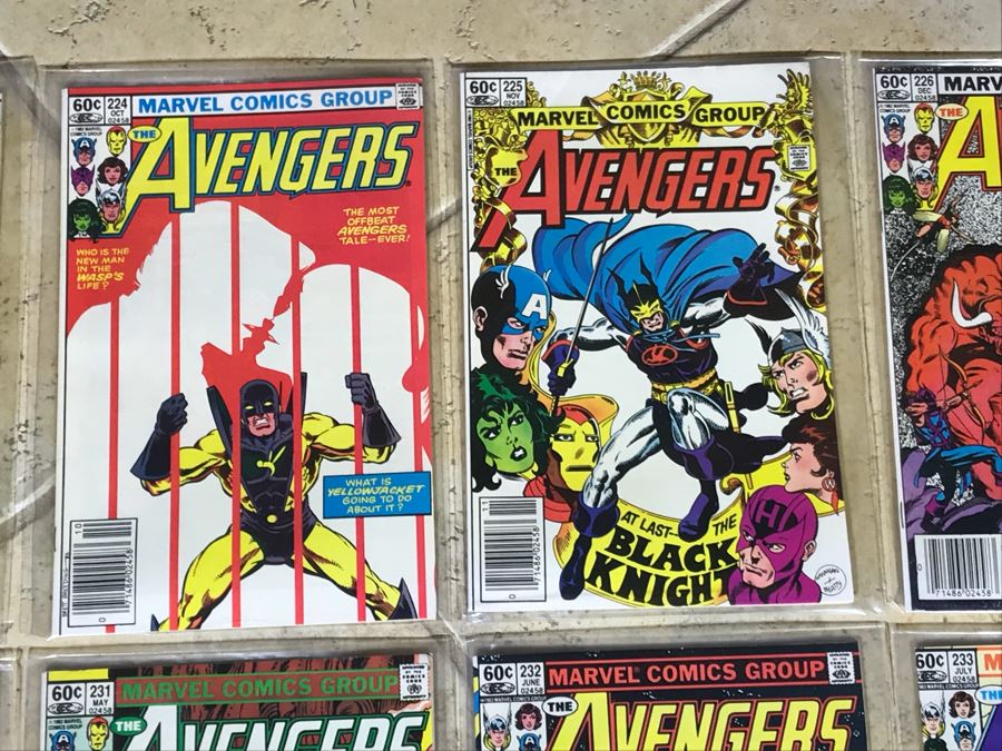 (28) Marvel Comics The Avengers Comic Books [Photo 3]