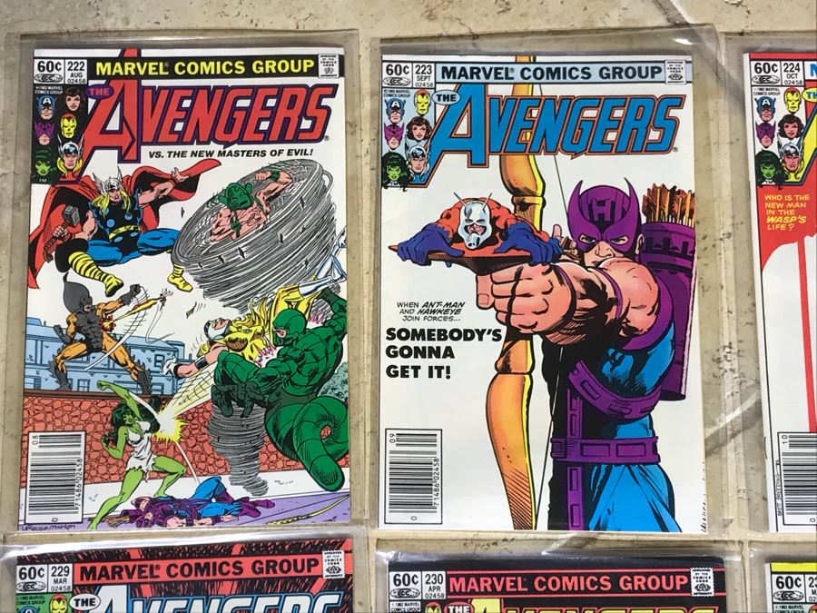 (28) Marvel Comics The Avengers Comic Books [Photo 2]