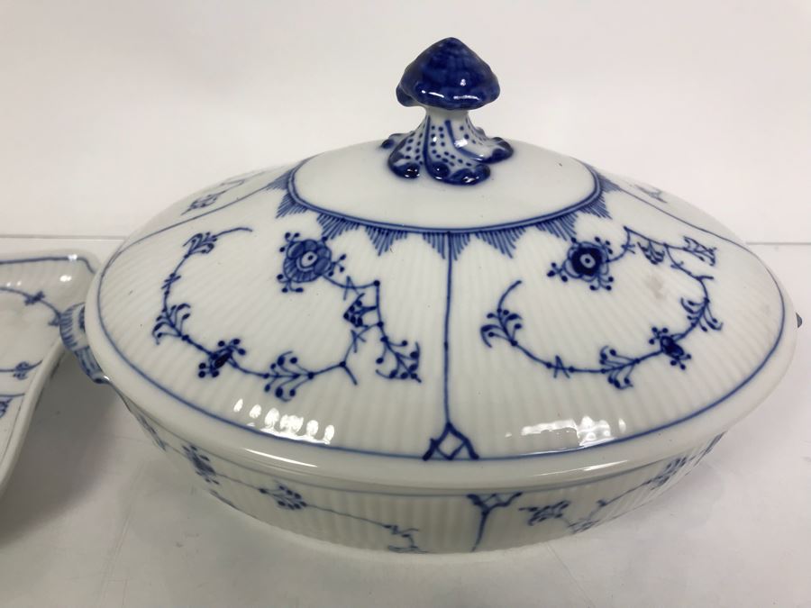 Details about   Royal Copenhgagen 251187 Porcelain Ovenware Bakeware White Blue 
