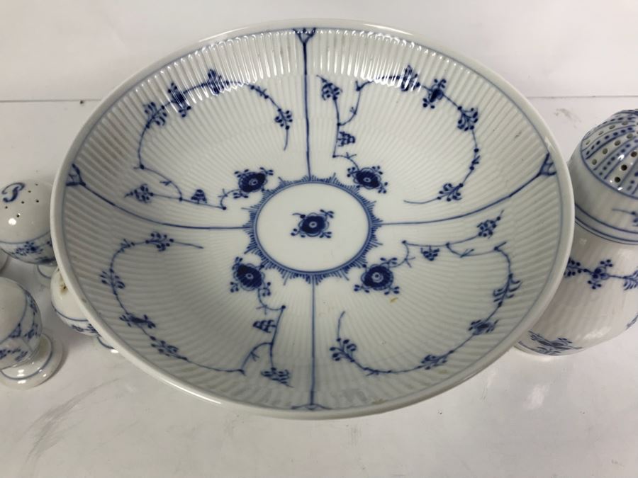 Royal Copenhagen Denmark Blue And White China Footed Bowl 8.5'Dia And Salt And Pepper Shakers [Photo 8]