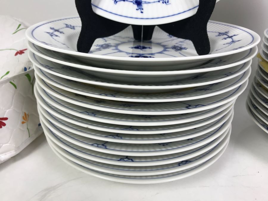 Set Of Royal Copenhagen Denmark Blue And White China Dishes 10' And 8.5' With Storage Containers Apx 25 Pieces [Photo 4]