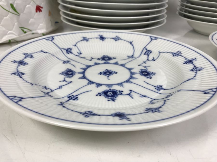 Set Of Royal Copenhagen Denmark Blue And White China Dishes 10' And 8.5' With Storage Containers Apx 25 Pieces [Photo 8]