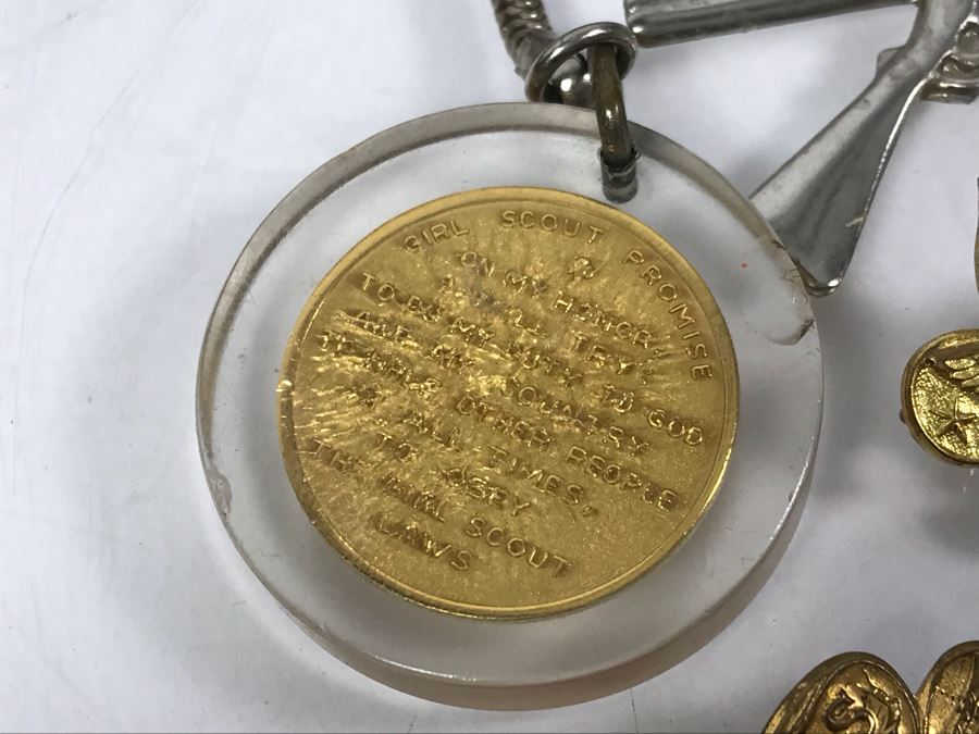 Collection Of Boy Scout And Girl Scout Accessories Including Pins, Keychains, Pocket Knife, Scarf, Booklet - See Photos [Photo 18]