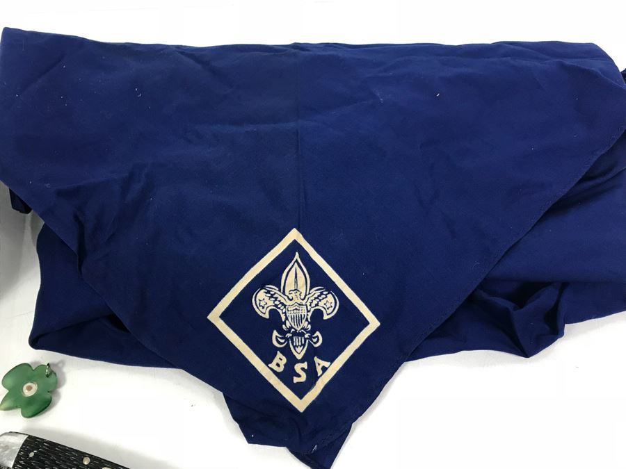 Collection Of Boy Scout And Girl Scout Accessories Including Pins, Keychains, Pocket Knife, Scarf, Booklet - See Photos [Photo 26]