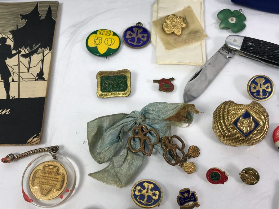 Collection Of Boy Scout And Girl Scout Accessories Including Pins, Keychains, Pocket Knife, Scarf, Booklet - See Photos [Photo 25]
