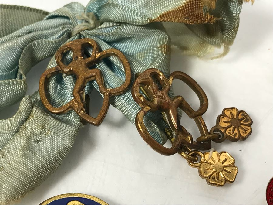 Collection Of Boy Scout And Girl Scout Accessories Including Pins, Keychains, Pocket Knife, Scarf, Booklet - See Photos [Photo 15]