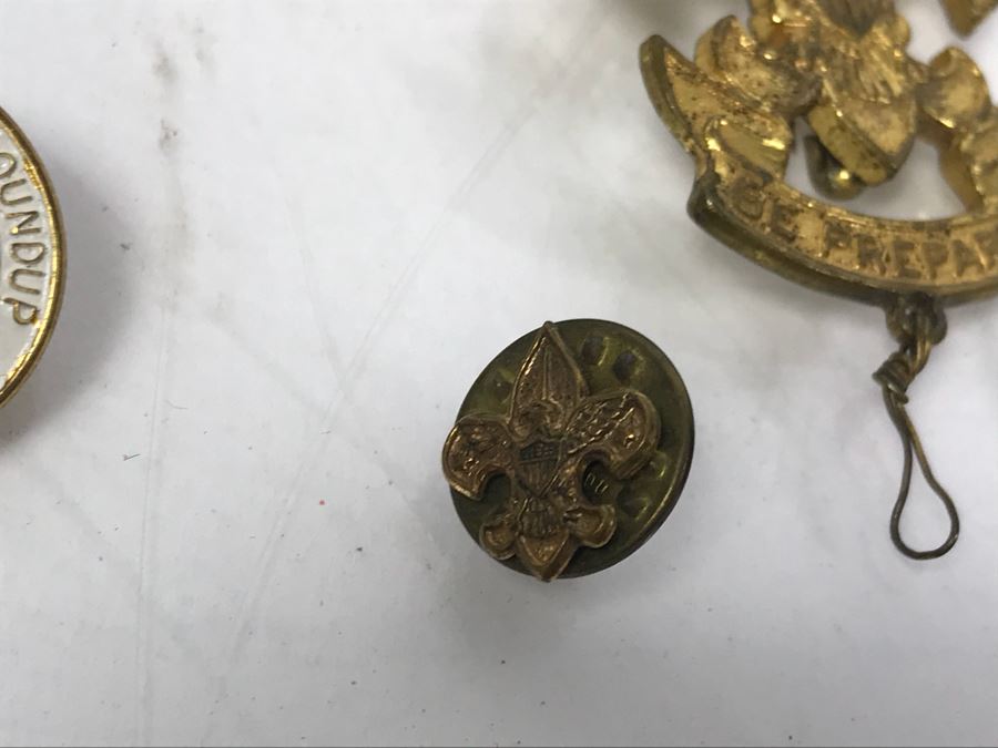 Collection Of Boy Scout And Girl Scout Accessories Including Pins, Keychains, Pocket Knife, Scarf, Booklet - See Photos [Photo 20]