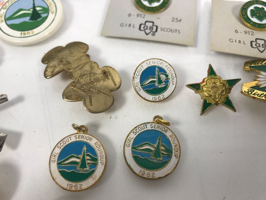 Collection Of Boy Scout And Girl Scout Accessories Including Pins, Keychains, Pocket Knife, Scarf, Booklet - See Photos [Photo 4]