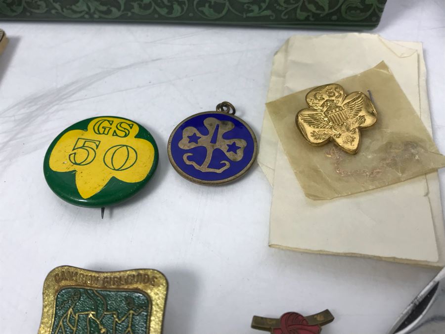Collection Of Boy Scout And Girl Scout Accessories Including Pins, Keychains, Pocket Knife, Scarf, Booklet - See Photos [Photo 12]