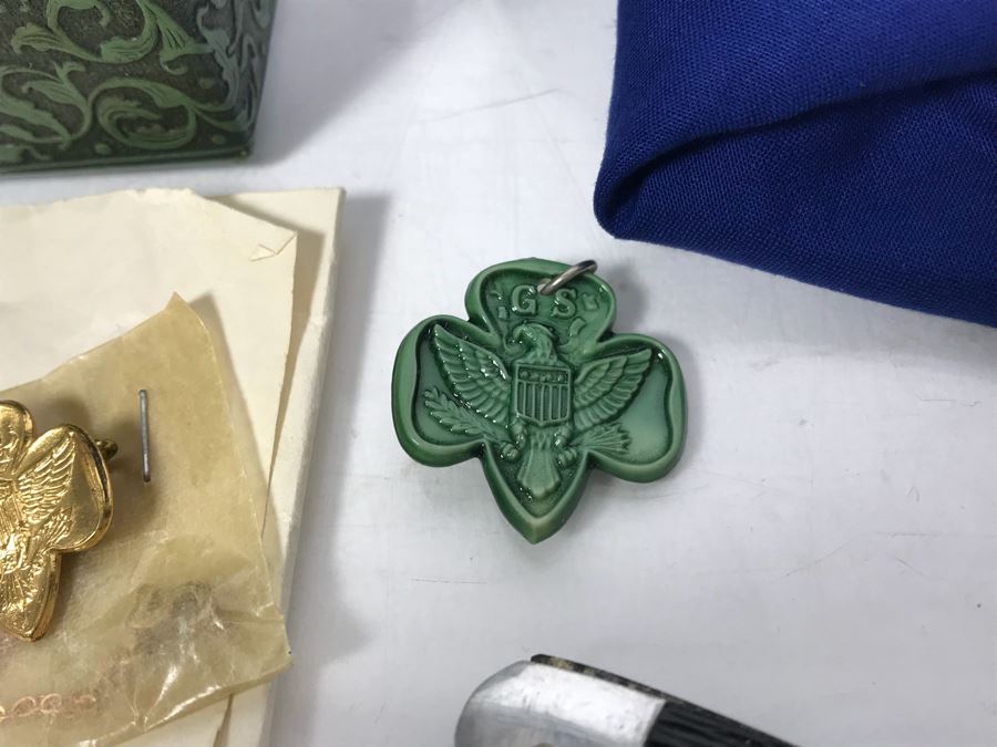 Collection Of Boy Scout And Girl Scout Accessories Including Pins, Keychains, Pocket Knife, Scarf, Booklet - See Photos [Photo 10]