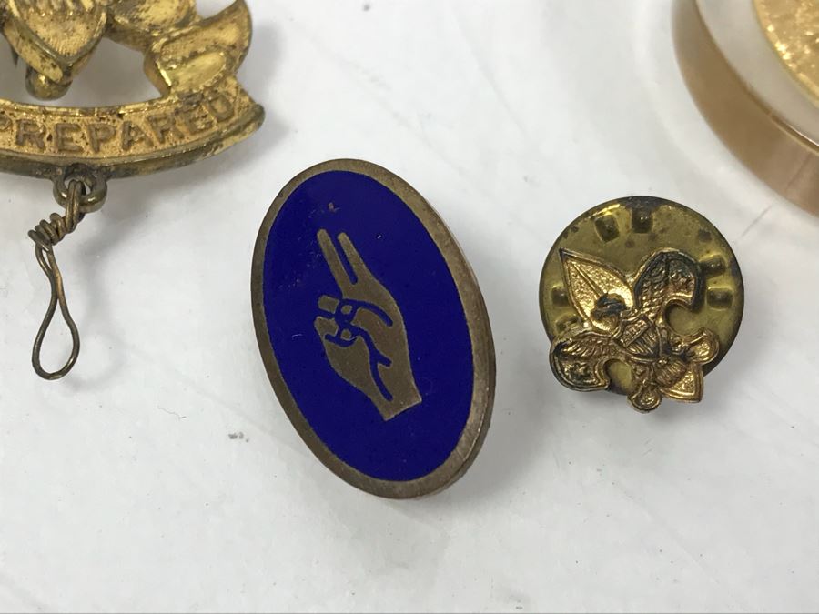 Collection Of Boy Scout And Girl Scout Accessories Including Pins, Keychains, Pocket Knife, Scarf, Booklet - See Photos [Photo 19]