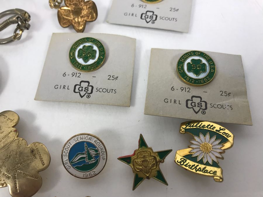 Collection Of Boy Scout And Girl Scout Accessories Including Pins, Keychains, Pocket Knife, Scarf, Booklet - See Photos [Photo 5]