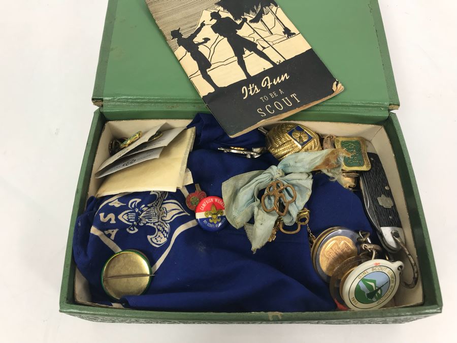 Collection Of Boy Scout And Girl Scout Accessories Including Pins, Keychains, Pocket Knife, Scarf, Booklet - See Photos [Photo 30]