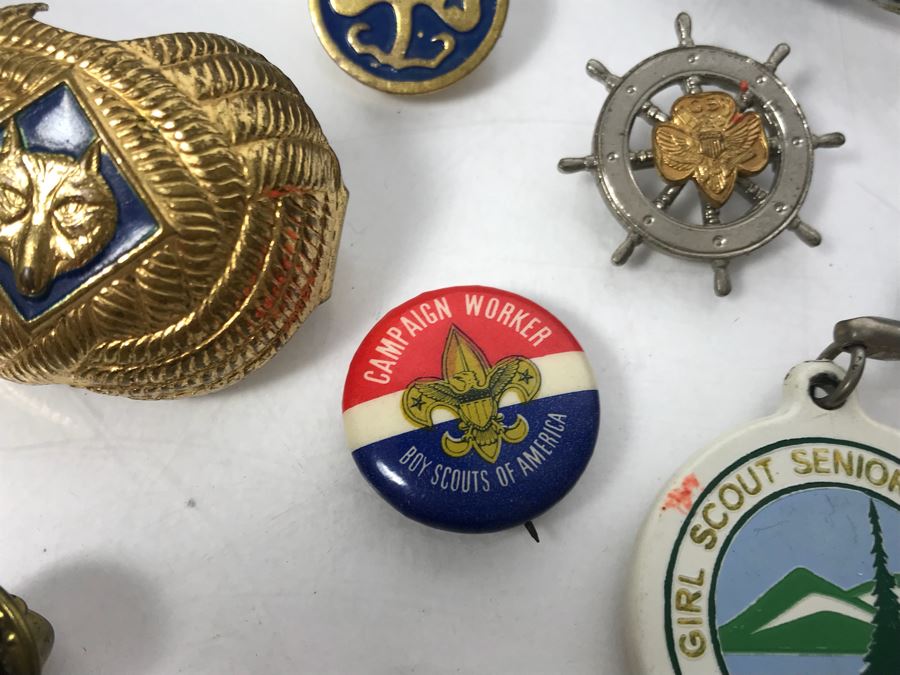 Collection Of Boy Scout And Girl Scout Accessories Including Pins, Keychains, Pocket Knife, Scarf, Booklet - See Photos [Photo 9]