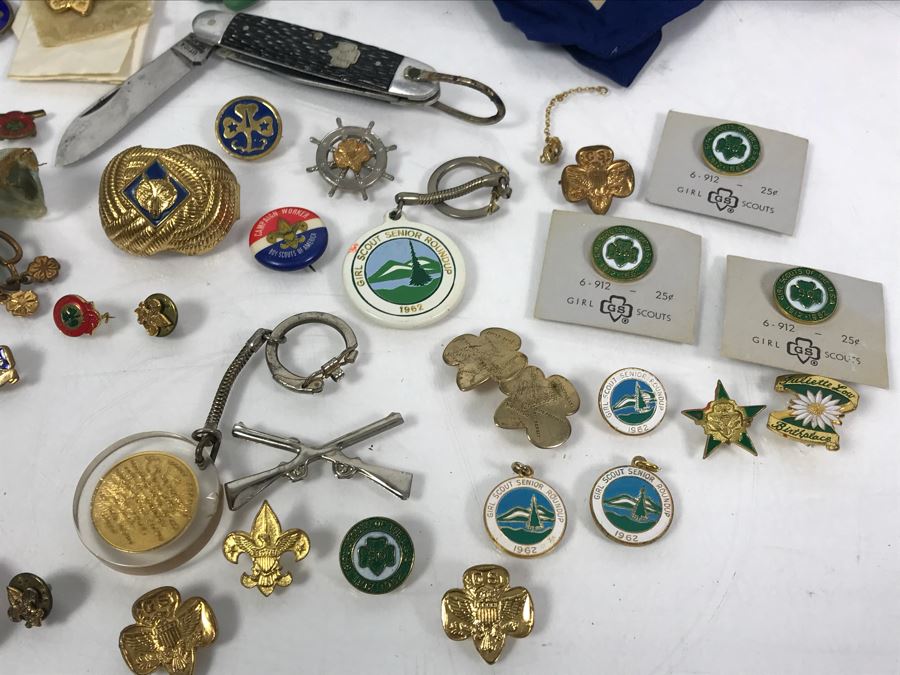Collection Of Boy Scout And Girl Scout Accessories Including Pins, Keychains, Pocket Knife, Scarf, Booklet - See Photos [Photo 27]