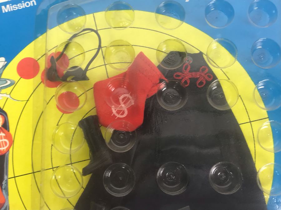 Vintage 1970s Horsman Police Woman Angie Dickinson Action Figure Adventure Packs: Undercover Mission And Sabotage Under The Sea (Blister Packaging Separated From Backing) [Photo 12]