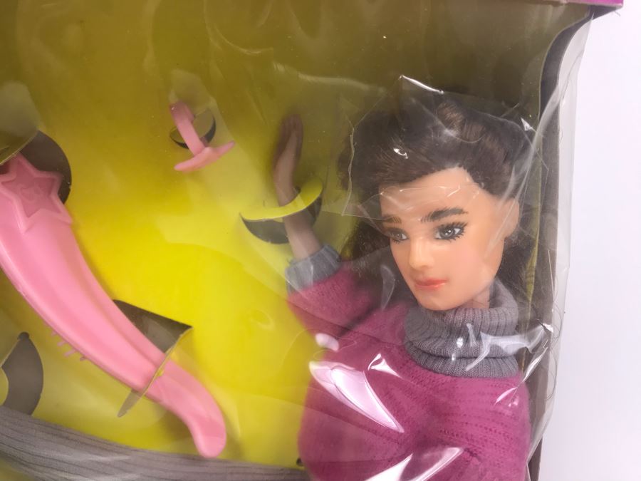 Vintage 1982 LJN Brooke Shields Posable Doll Action Figure In Box [Photo 3]