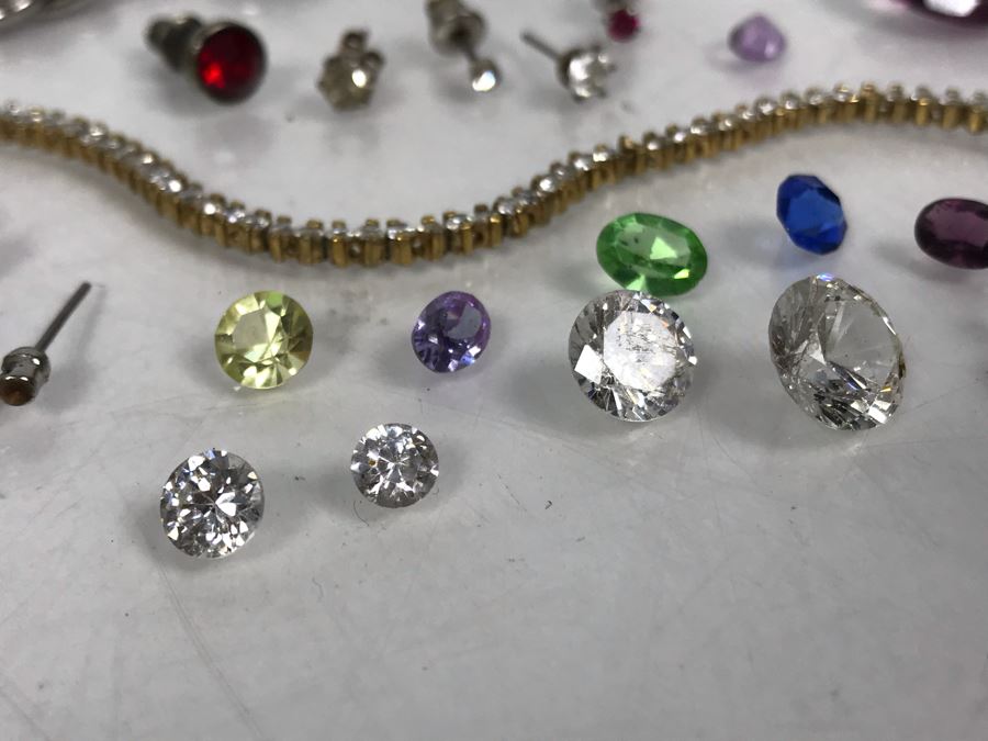 Jewelry Lot With Pocket Watch Case, Vintage Glasses, Bracelets, Necklace And Various Earrings And Loose Gems (Glass, Plastic, Stones) [Photo 10]