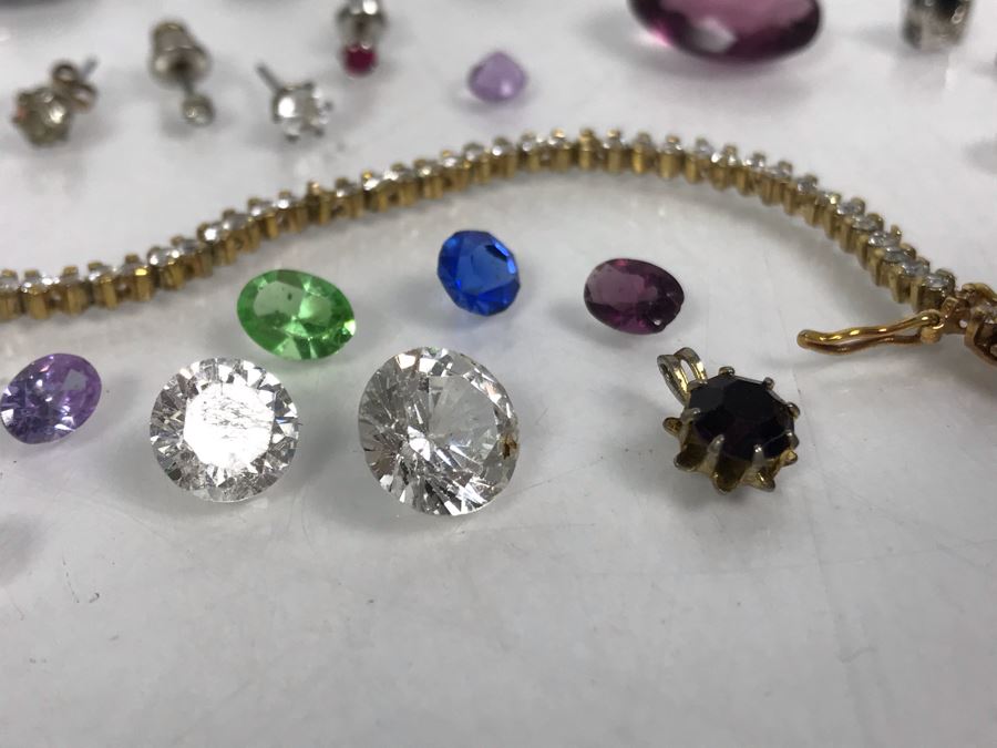 Jewelry Lot With Pocket Watch Case, Vintage Glasses, Bracelets, Necklace And Various Earrings And Loose Gems (Glass, Plastic, Stones) [Photo 11]