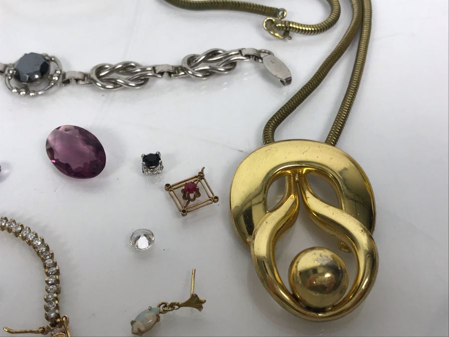 Jewelry Lot With Pocket Watch Case, Vintage Glasses, Bracelets, Necklace And Various Earrings And Loose Gems (Glass, Plastic, Stones) [Photo 18]